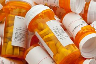 Serotonin syndrome includes symptoms of tachycardia, unstable blood pressure, hyperthermia, nausea, vomiting, and diarrhea. Serotonin syndrome includes symptoms of tachycardia, unstable blood pressure, hyperthermia, nausea, vomiting, and diarrhea.